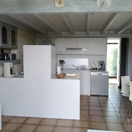 Joli Independant Avec Jardin Et Piscine Partages Apartment