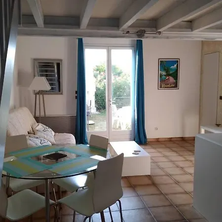 Joli Independant Avec Jardin Et Piscine Partages