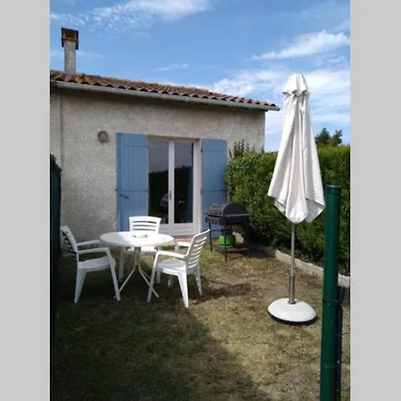 Joli Independant Avec Jardin Et Piscine Partages *