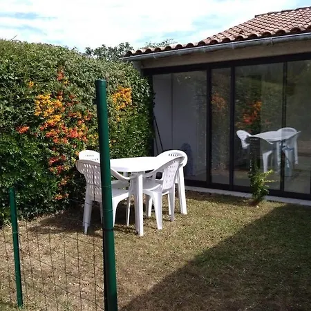 Joli Independant Avec Jardin Et Piscine Partages Apartment